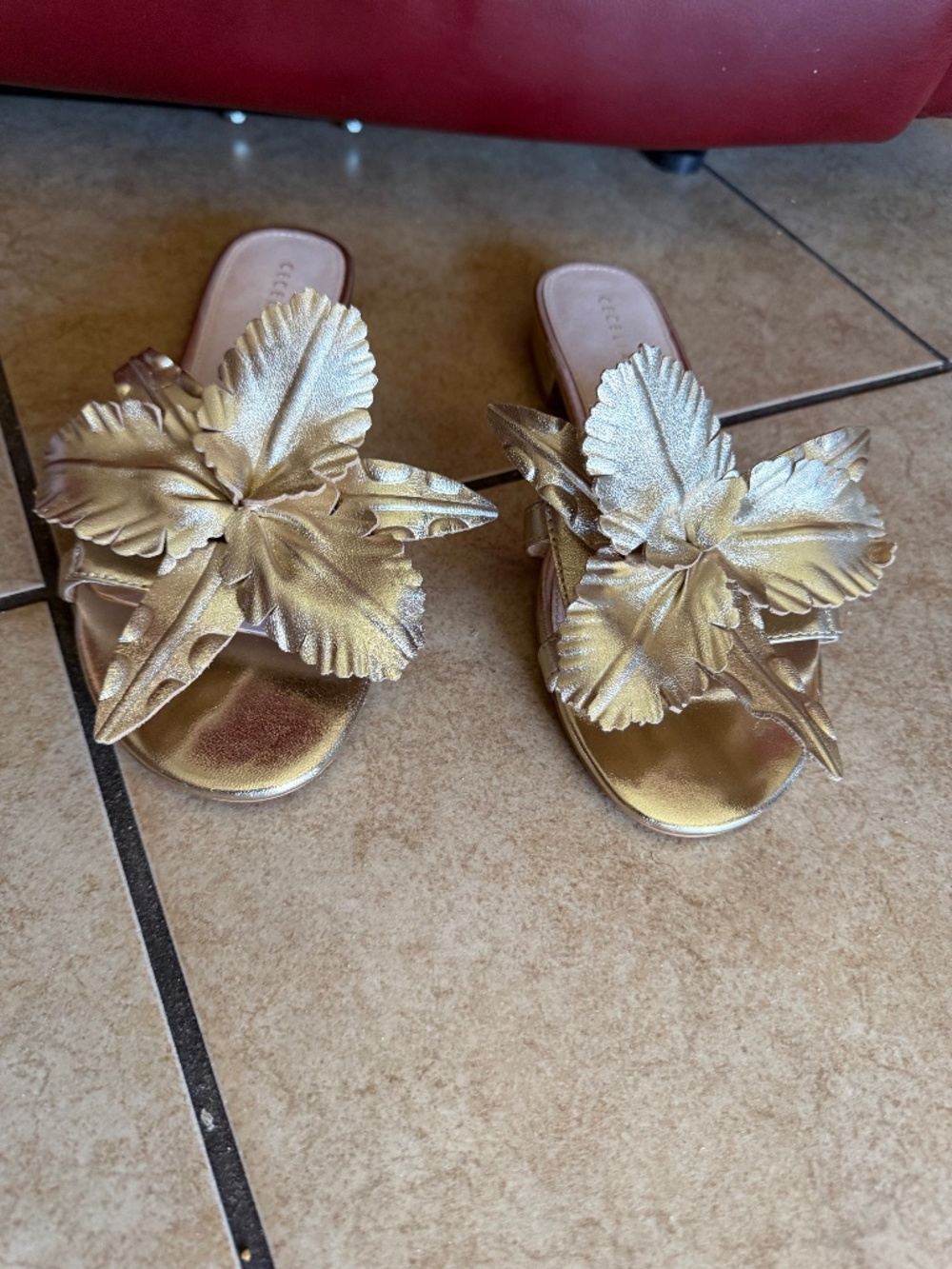 GORGEOUS:: Cecelia New York. Lila Metallic Flower Sandals SZ 9.5M Reg$150